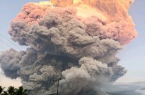 Vulcão na Indonésia expele coluna de cinzas com mais de 18 quilómetros de altura