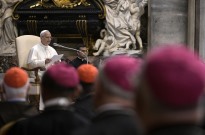 Papa critica a "falsa propaganda do rearmamento"