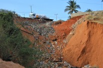 Famílias deslocadas pelo terrorismo resistem à gigantesca vala que engole casas em Pemba