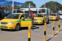 Taxistas de Maputo dizem que aplicativos móveis mataram o negócio