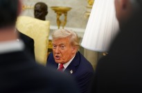 Trump quer pena de prisão para quem queimar bandeira dos EUA