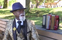 Memé Landim e a harmónica com que tem mostrado o funaná cabo-verdiano ao mundo