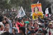 Jovens e grupos sociais marcham na capital do Peru contra Governo e parlamento