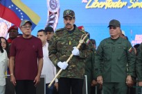 Maduro exibe espada de Simón Bolívar em marcha em Caracas contra o "imperialismo"