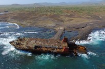 Aldeia de Cabo Verde convive com navio naufragado e cada vez mais curiosos
