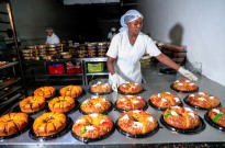 Bolo-rei já simboliza Natal em Angola com toque especial de ser feito por angolanos