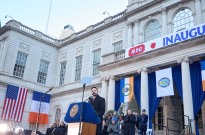 Novo autarca de Nova Iorque proclama "nova era" para a cidade durante tomada de posse