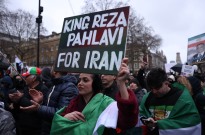 Filho do xá deposto do Irão apela a forças de segurança para "se unirem ao povo"