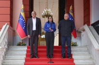 Presidente interina anuncia "nova era política" e libertação de 406 presos políticos na Venezuela