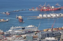 Apenas nove embarcações comerciais atravessaram estreito de Ormuz desde segunda-feira