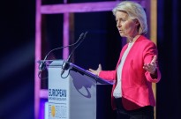 Von der Leyen garante a Zelensky estar focada em empréstimo e sanções