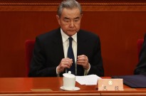 Chefe da diplomacia chinesa diz que guerra no Irão "nunca devia ter eclodido" e pede cessar-fogo