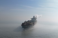 Navio porta-contentores atingido por projétil perto do Estreito de Ormuz
