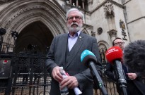 Antigo líder político irlandês Gerry Adams nega qualquer ligação ao IRA