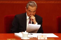 Chefe da diplomacia da China apela ao diálogo entre Afeganistão e Paquistão