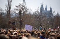 Mais de 150 mil pessoas protestam em Praga contra autoritarismo do Governo checo