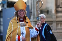 Sarah Mullally oficialmente empossada arcebispa de Cantuária