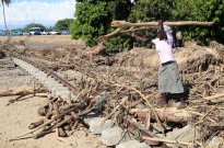 Cheias em Benguela travam comboio do minério e arrastam casas, pessoas e animais