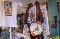 Mamkenda é kimbanguista mas estes dias vende artigos com a cara do Papa