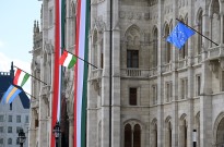 Bandeira da UE regressa ao edifício do Parlamento húngaro após 12 anos