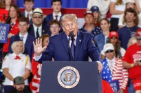 Trump diz que negociações correm bem mas mantém bloqueio aos portos iranianos até haver acordo
