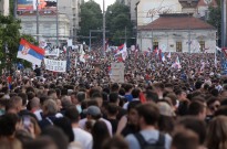 Dezenas de milhares de pessoas manifestam-se contra Presidente sérvio