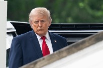 Trump garante que Irão nunca obterá armas nucleares por entre críticas internas