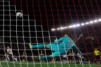 Guarda-redes do Saragoça dá soco na cara de adversário após expulsão