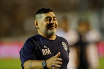 Treinador Diego Maradona renova com o Gimnasia de la Plata até 2021
