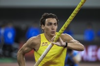 Duplantis volta a bater o recorde mundial do salto com vara