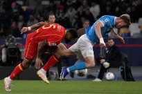 Nápoles vence Lecce e reforça terceiro lugar na Liga italiana