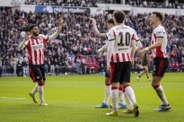 PSV Eindhoven sagra-se tricampeão neerlandês de futebol