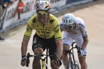 Van Aert superou os azares e Pogacar para conquistar uma emocionante Paris-Roubaix