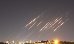 Israel ataca Teerão enquanto interceta mísseis iranianos no seu território