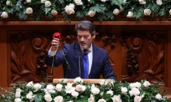 25 Novembro: Alguns deputados do PS deixam hemiciclo após Ventura retirar cravos vermelhos do púlpito