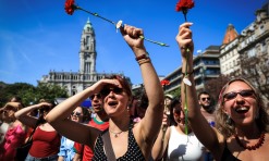 25 Abril: De cravos ao peito milhares de pessoas pintaram o Porto de Liberdade