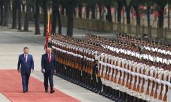 Trump chega ao Grande Salão do Povo para iniciar cimeira com Xi Jinping