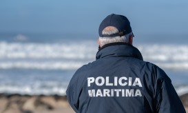 Buscas por jovem desaparecido no mar da Costa de Caparica prosseguem em terra
