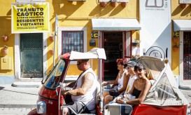 Tuk-tuk em marcha lenta quinta-feira em Sintra contra novas regras de estacionamento