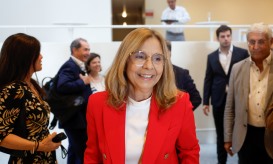 Ministra Saúde diz que assume responsabilidades resolvendo problemas e rejeita demissão
