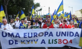 Meio milhar de pessoas juntam-se em Lisboa para celebrar dia da independência da Ucrânia