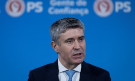 Carneiro garante a críticos que há espaço interno no PS para participação política