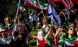 Iranianos celebram morte de ‘ayatollah’ junto a embaixada em Lisboa