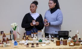 Mulher africana inspira produtos aromáticos com grogue como ingrediente especial