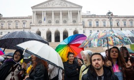 Defensores dos direitos LGBTQIA+ contestam propostas de alteração a lei sobre identidade de género