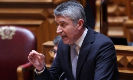Carneiro avisa que direita democrática está "numa rampa deslizante para a extrema-direita"