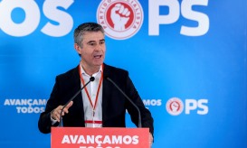 Carneiro avisa que não contam com o PS para "ofensa à dignidade" das alterações à lei laboral