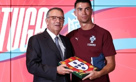 Presidente entrega bandeira de Portugal à comitiva para ser usada na final
