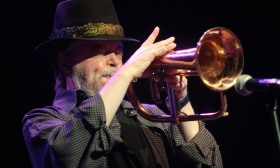 Lenda do jazz Chuck Mangione, conhecido por 'Feels So Good', morre aos 84 anos.