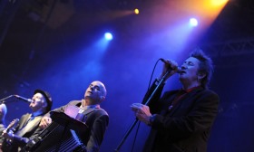 Músico irlandês Shane MacGowan dos The Pogues morre aos 65 anos